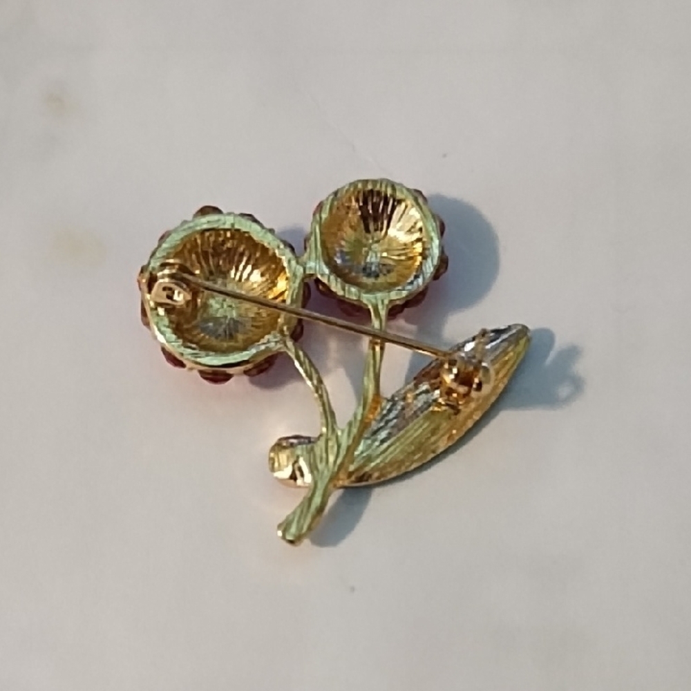 Elegant Crystal Brooch Set - Red, Green, Silver - Picture 3 of 7